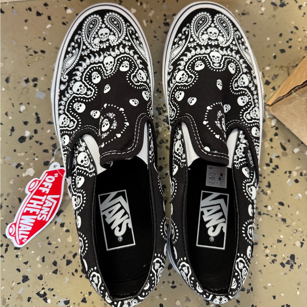 NWT Vans Classic Slip On shoes in black / white bandana skull skate sneaker